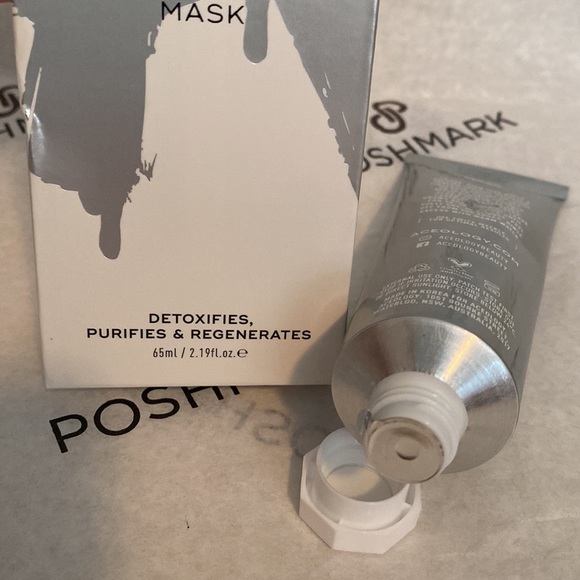 DETOXIFYING TREATMENT MASK - Picture 3 of 8